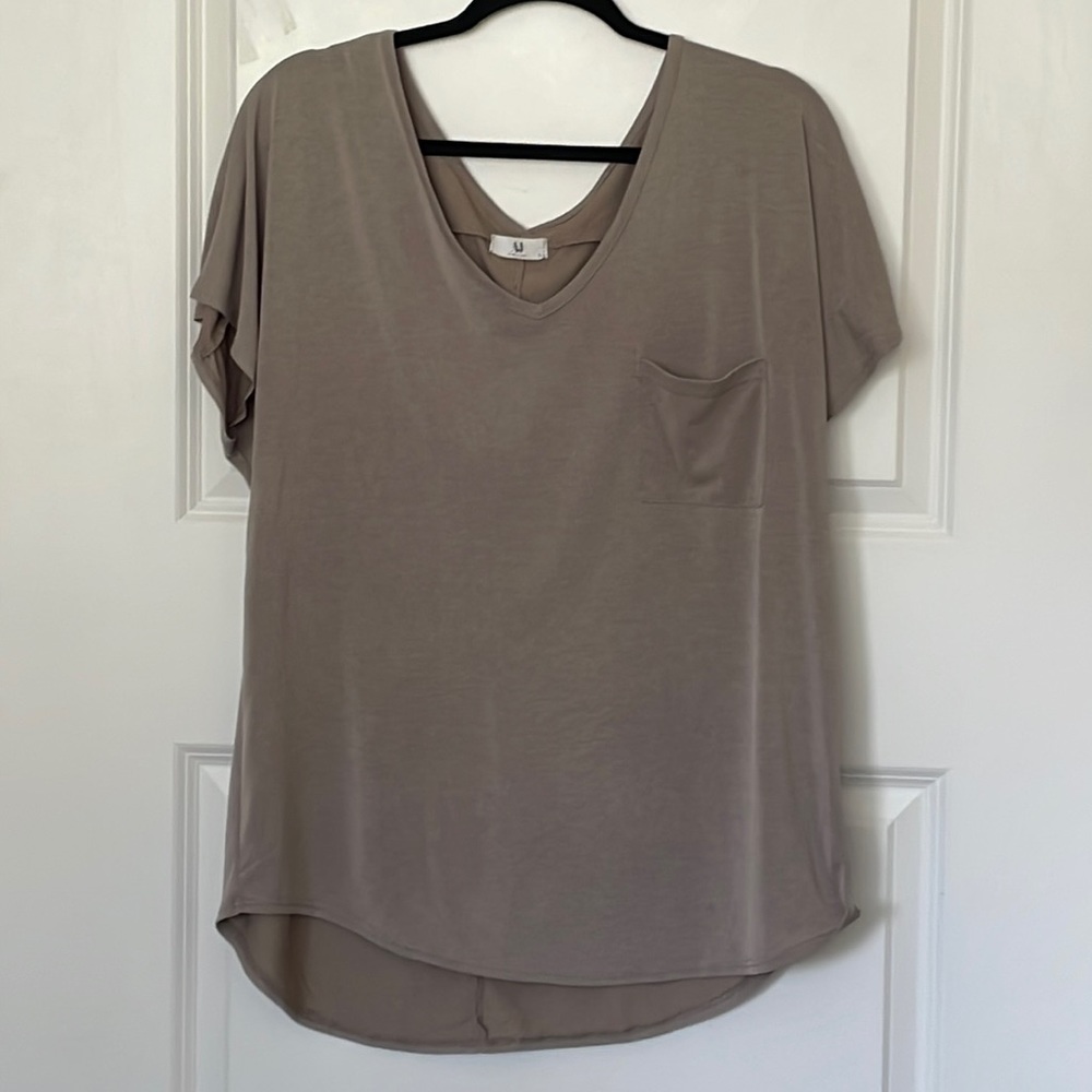 AJ Amelia Janes V Neck Beige Tee Large